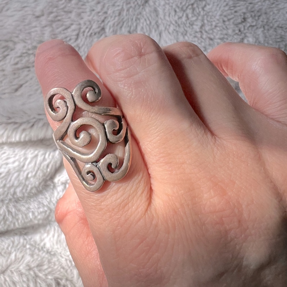 Elegant Silver Swirl Ring